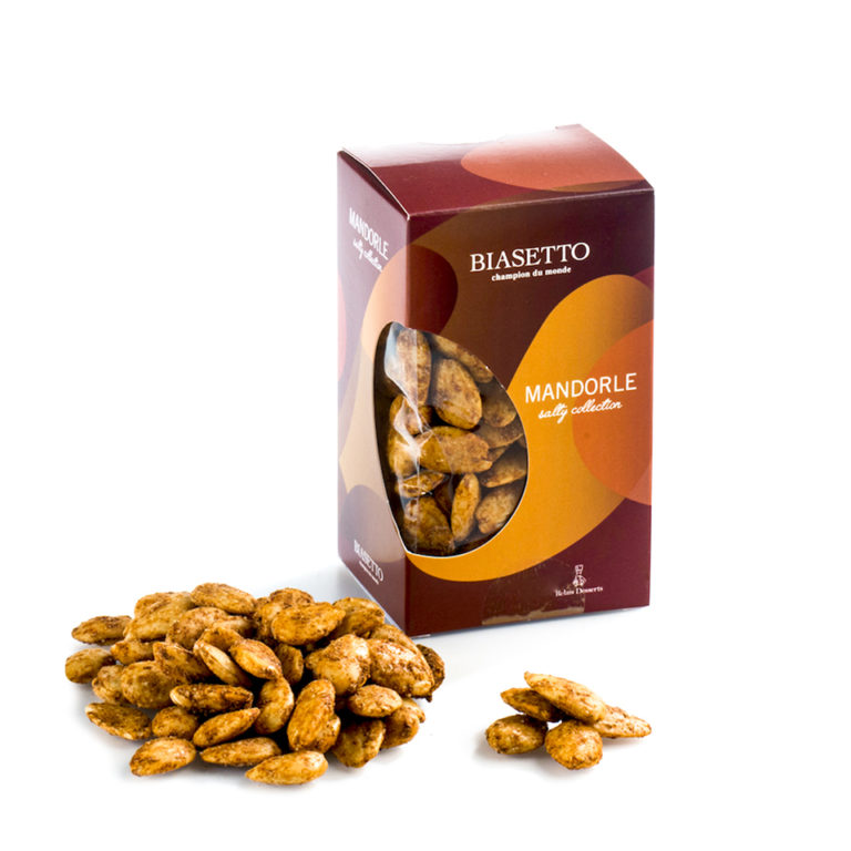Paprika-flavoured salted almonds